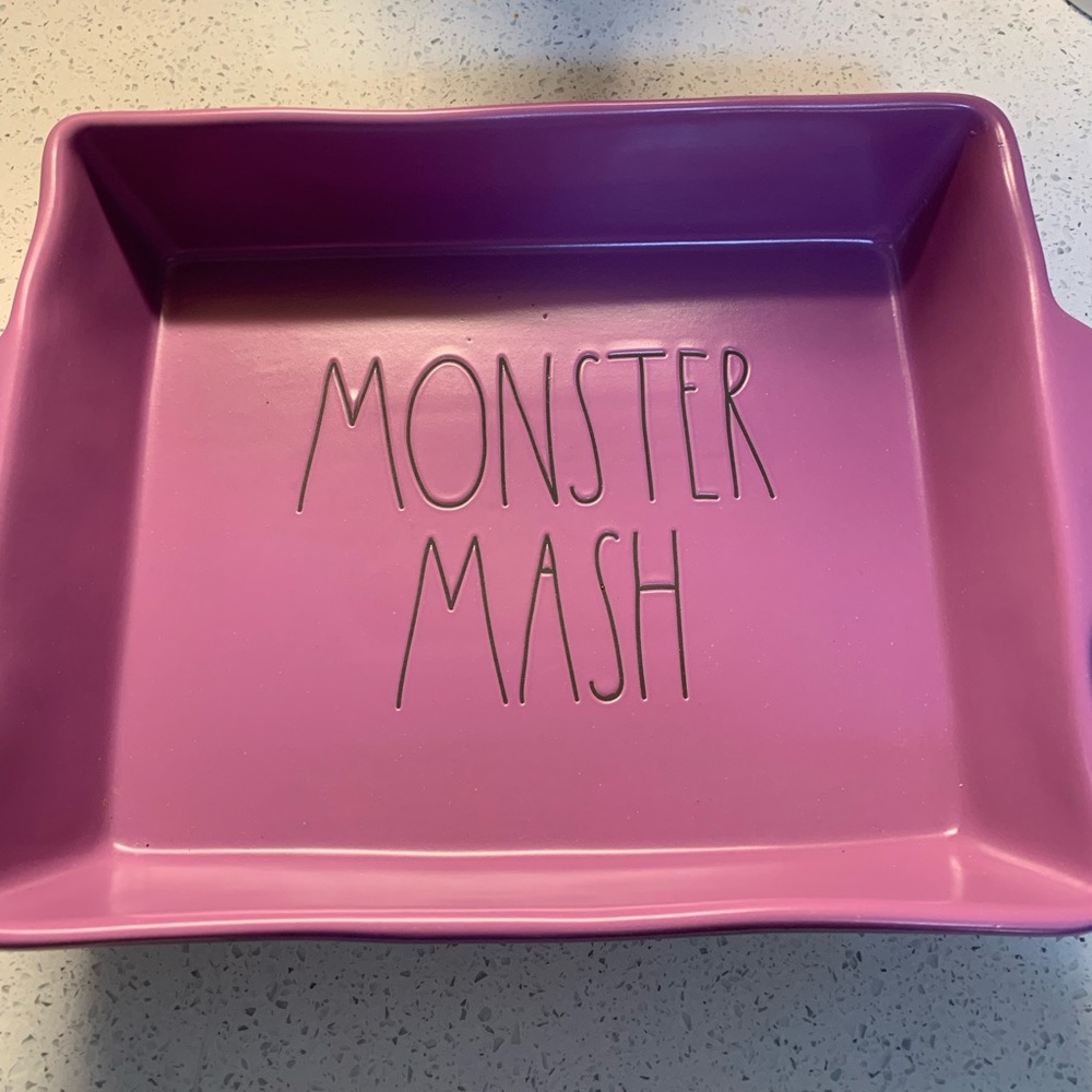 ❌sold ❌ Rae Dunn Halloween 9x11 baking pan